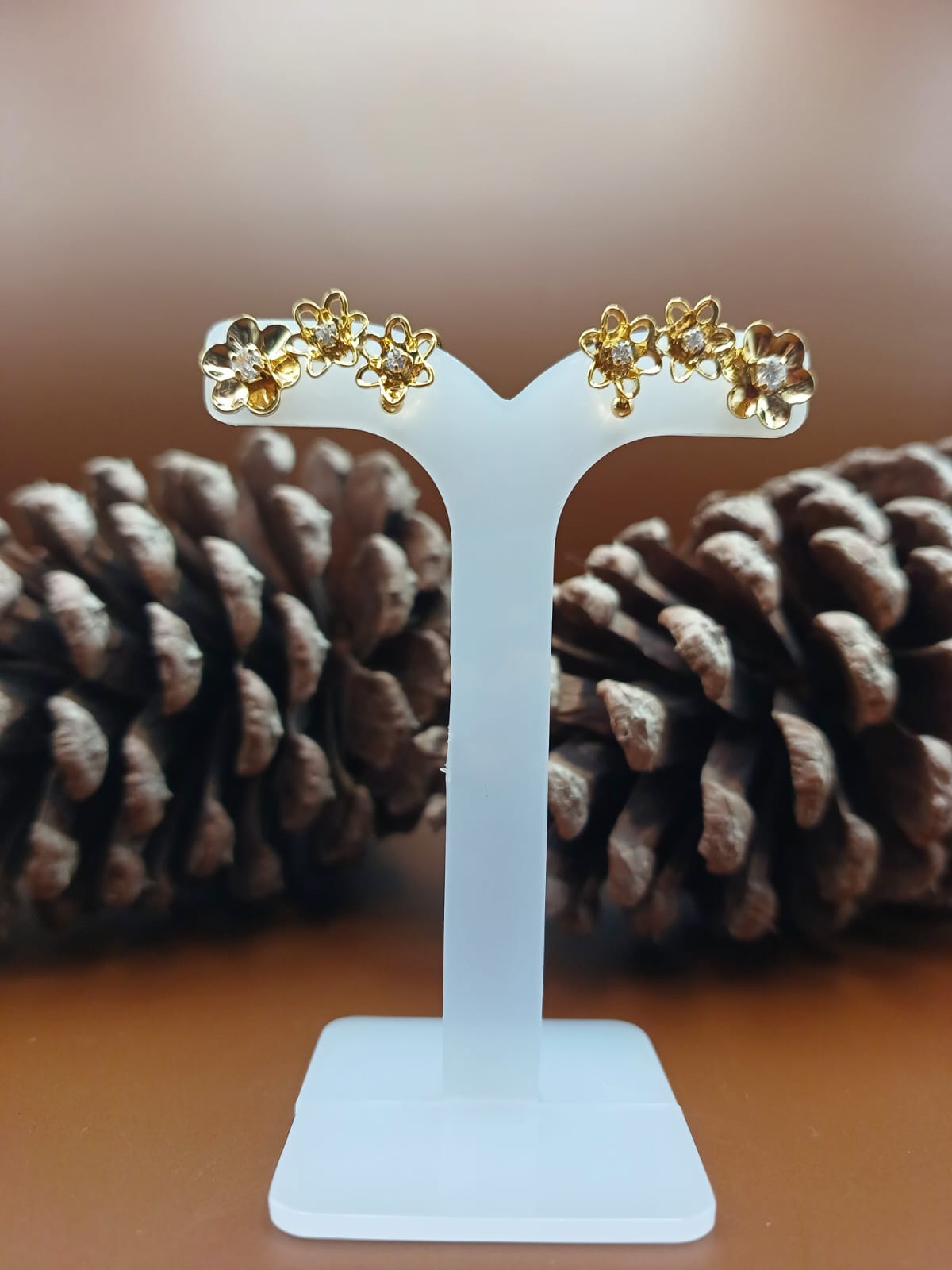 Brinco Ear Cuff Três Flores com Zirconias Cravejadas