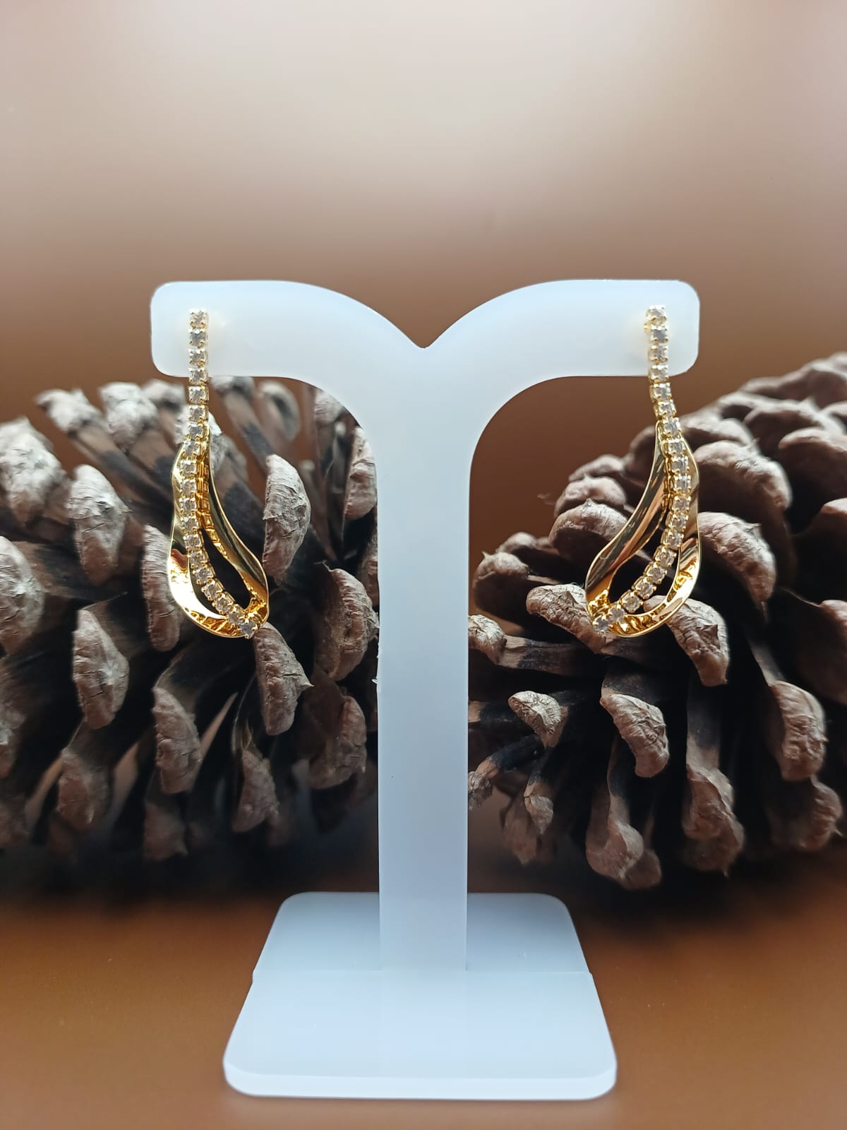 Brinco Gota Médio com Micro Zirconias Cravejadas