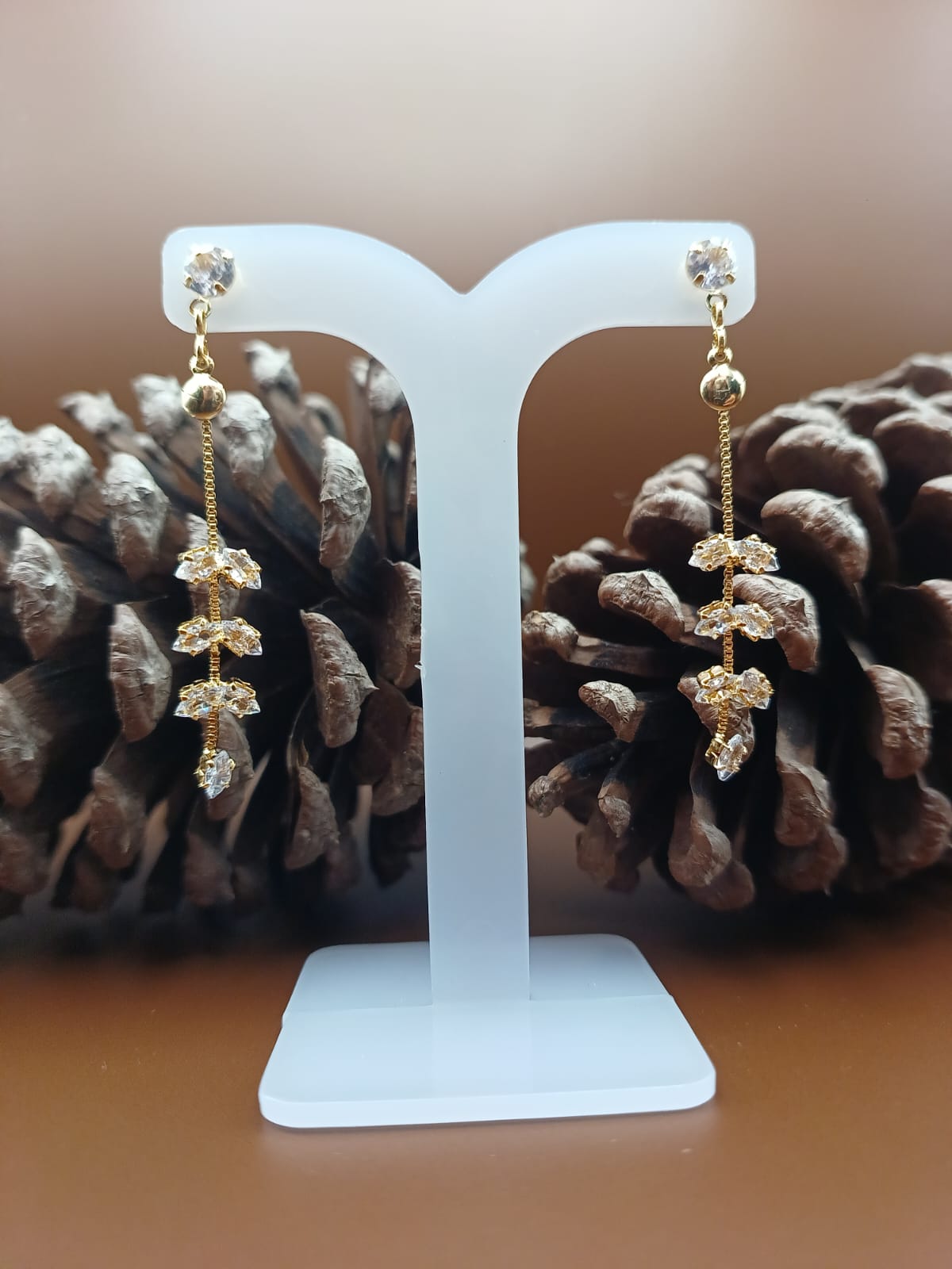 Brinco Folha com Zirconias Cravejadas