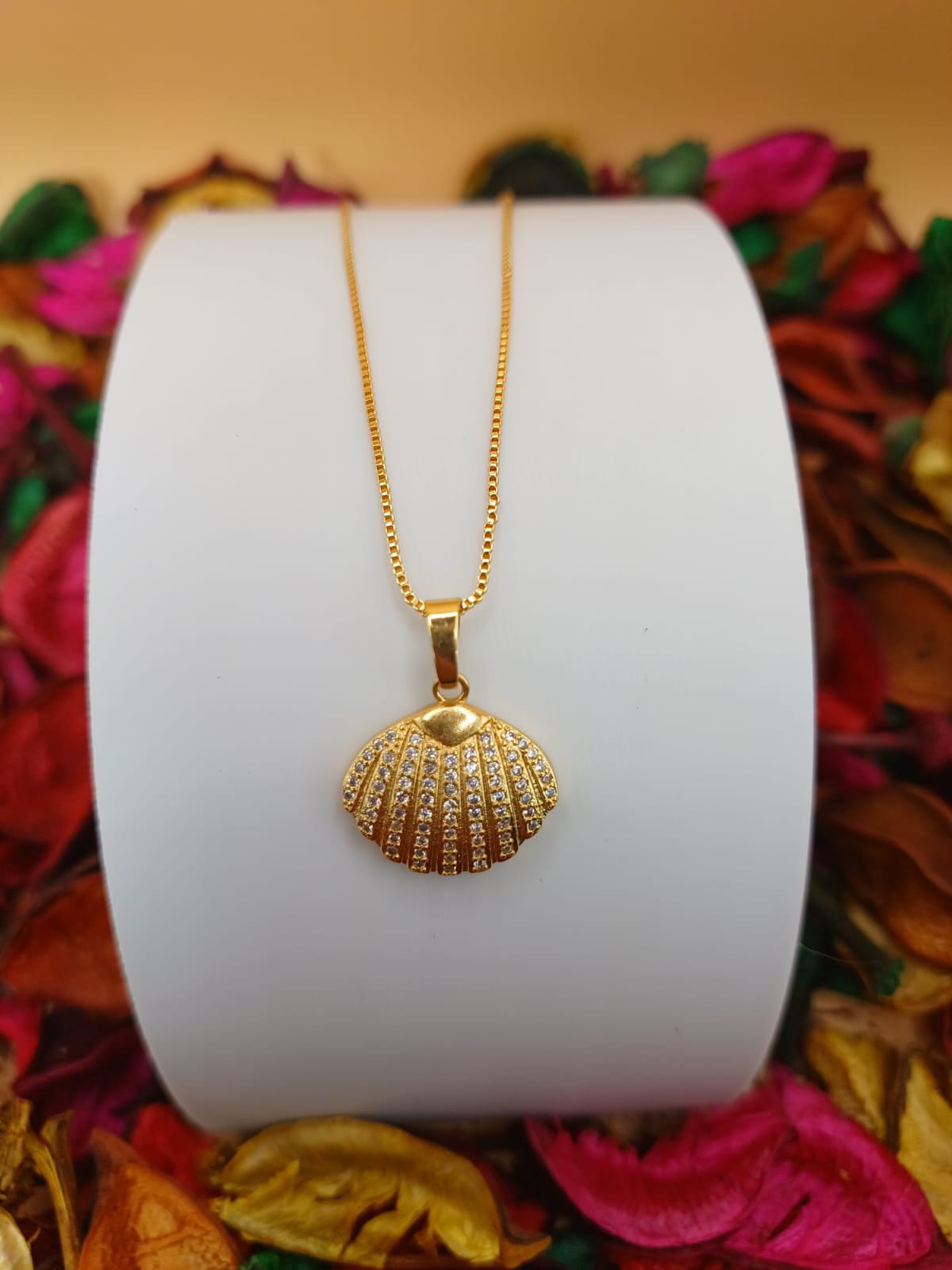 Colar Concha com Micro Zirconias Cravejadas