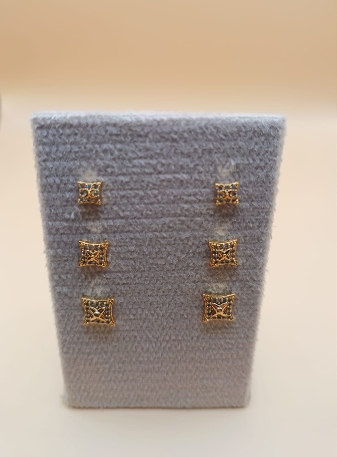 Brinco Trio de Estrelas Cravejado