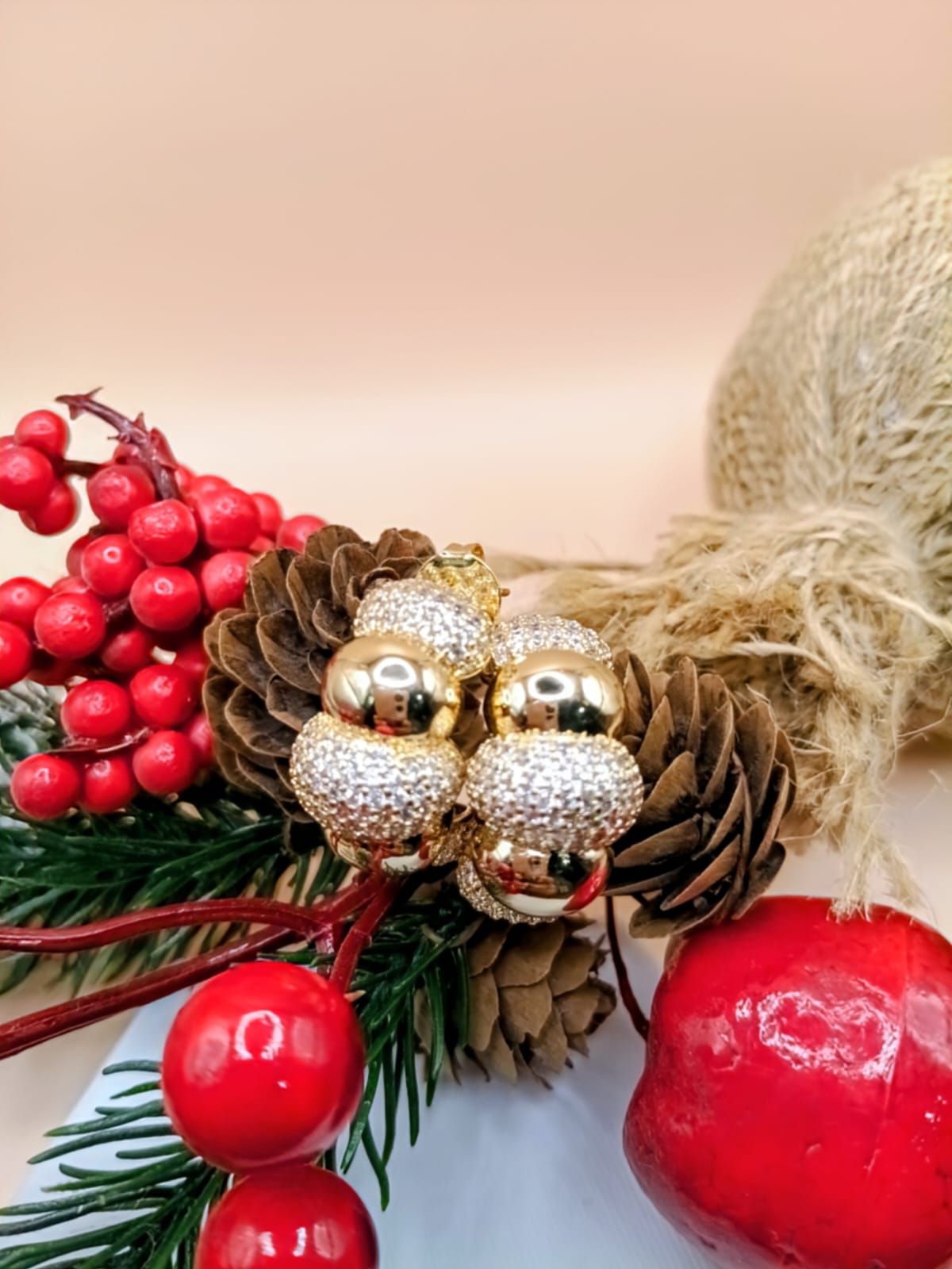 Brinco Meia Argola Cravejado Zircônia