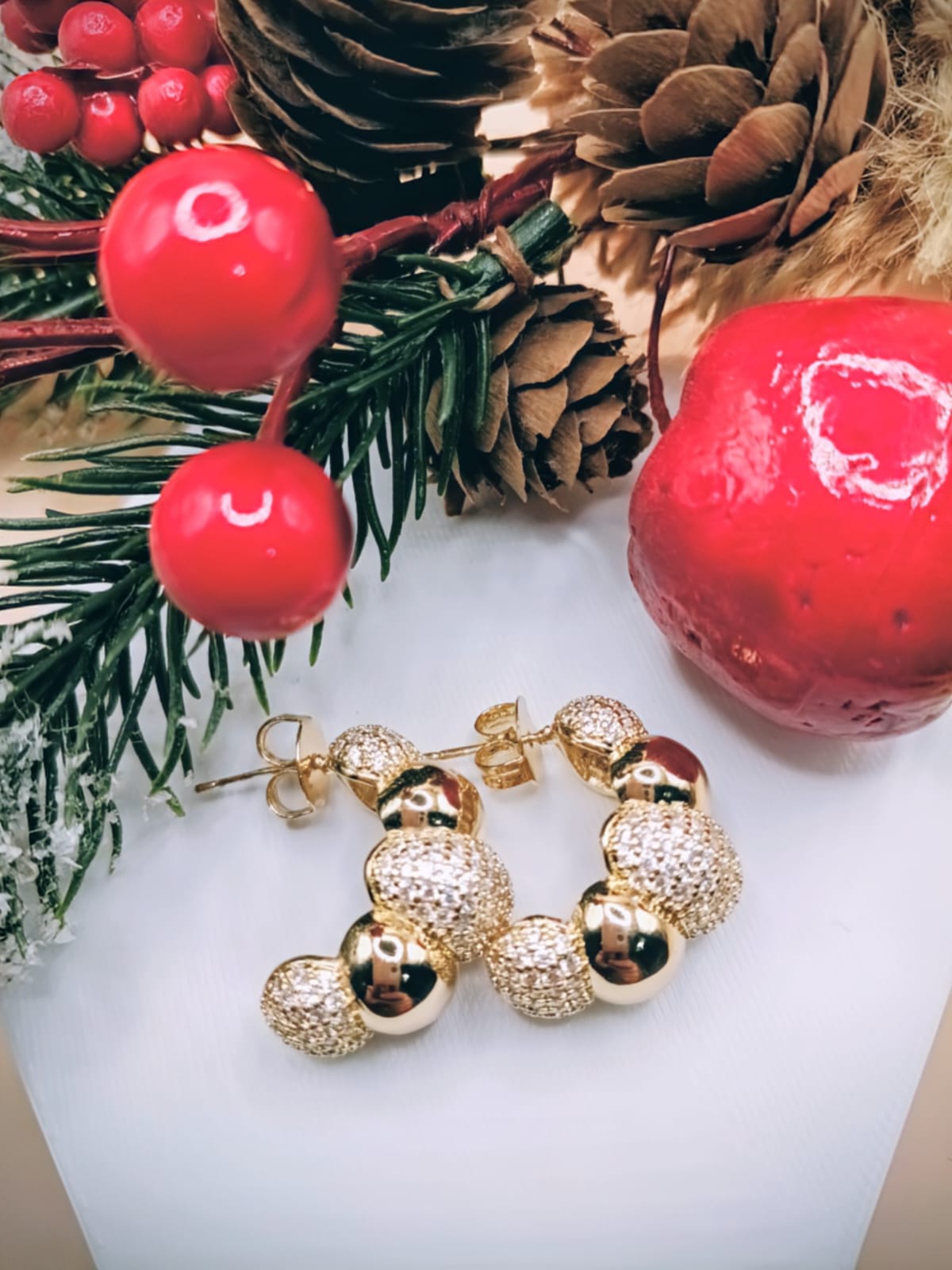 Brinco Meia Argola Cravejado Zircônia