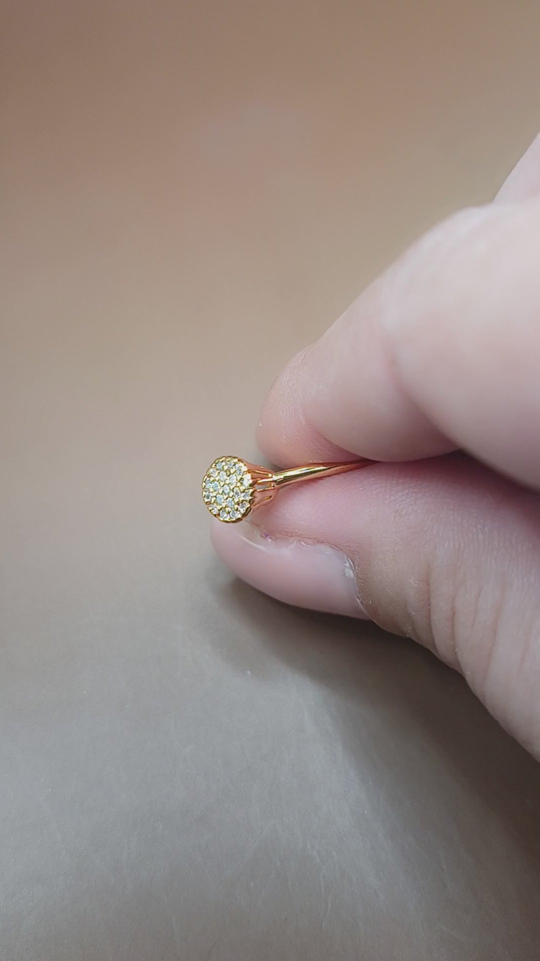 Anel Solitário com Micro Zirconias Cravejadas