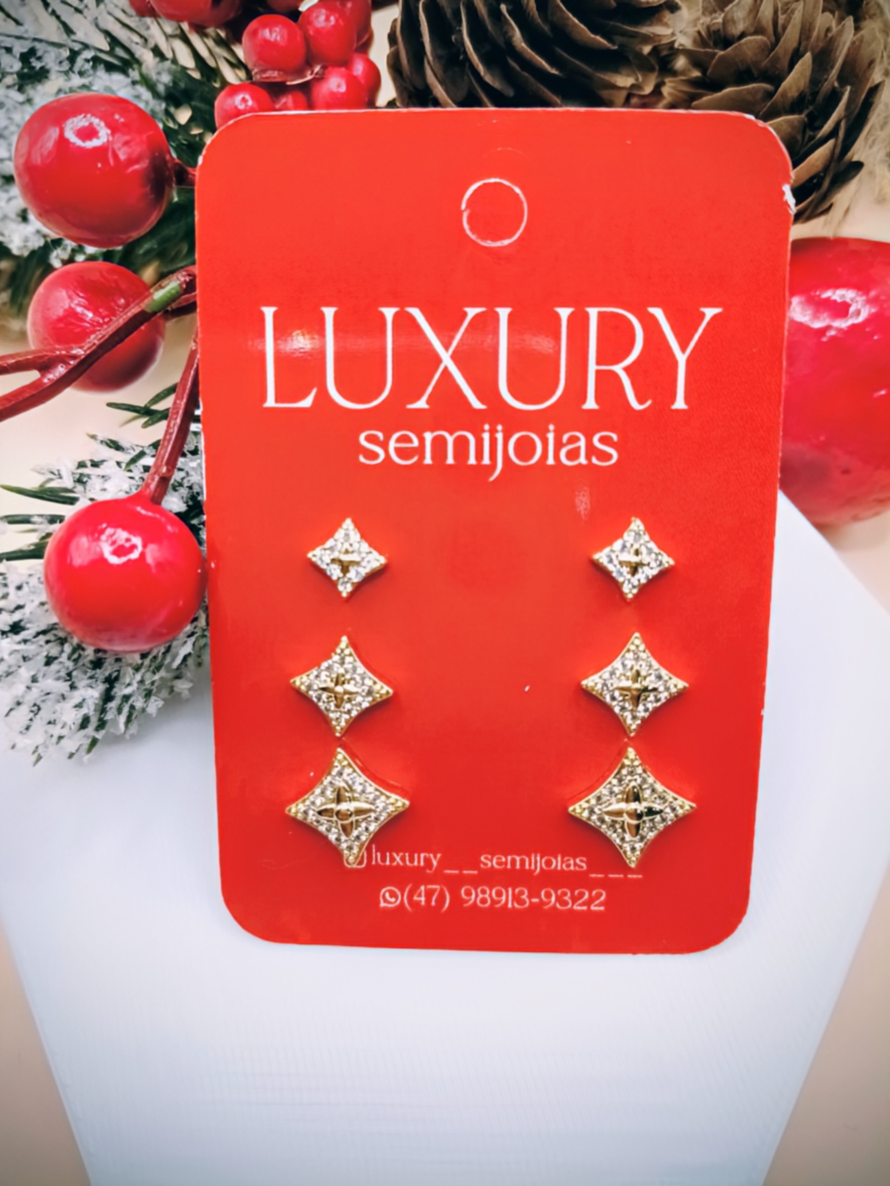 Brinco Trio de Estrelas Cravejado