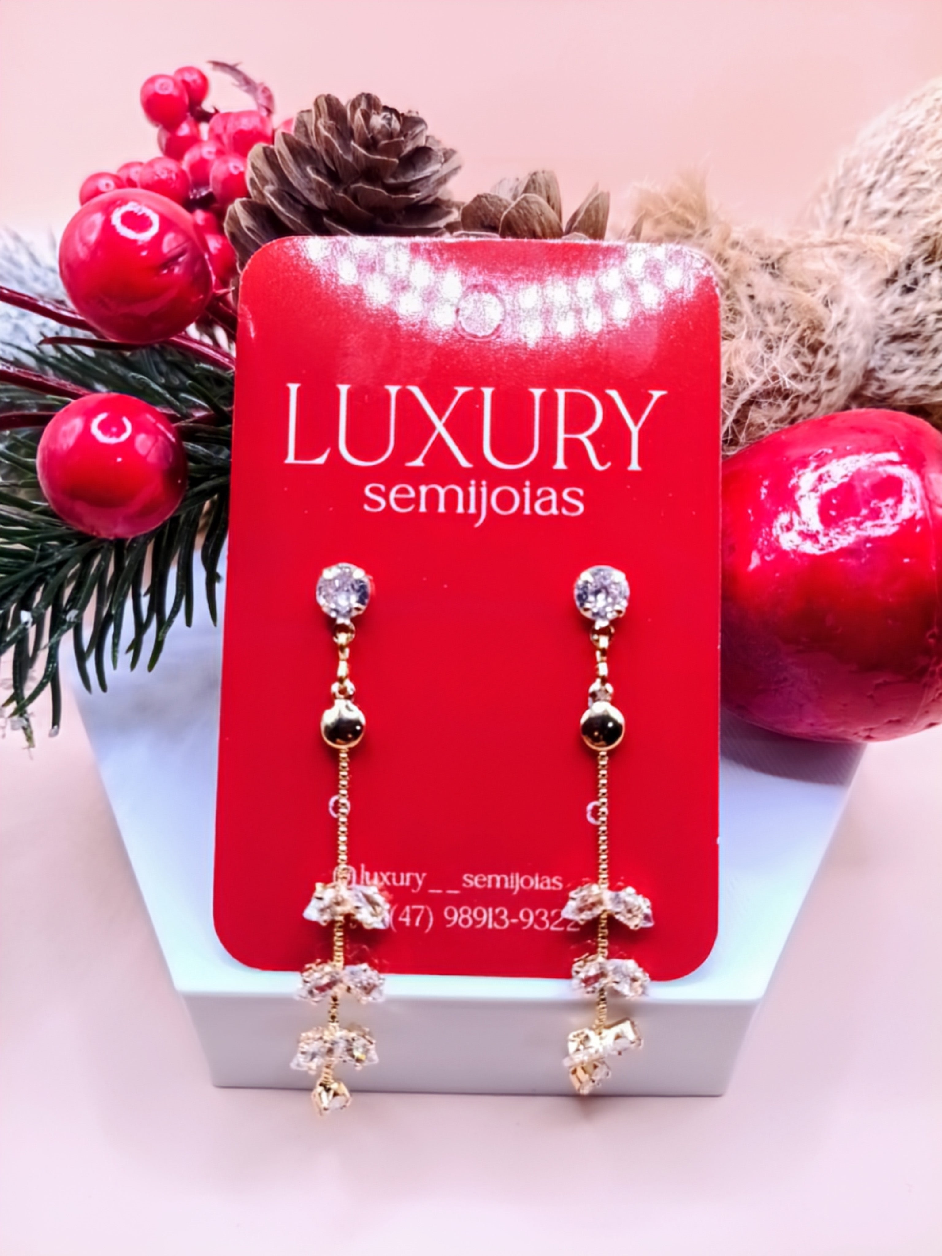 Brinco Folha com Zirconias Cravejadas