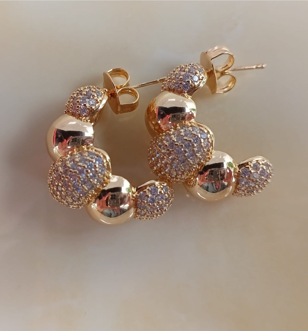 Brinco Meia Argola Cravejado Zircônia